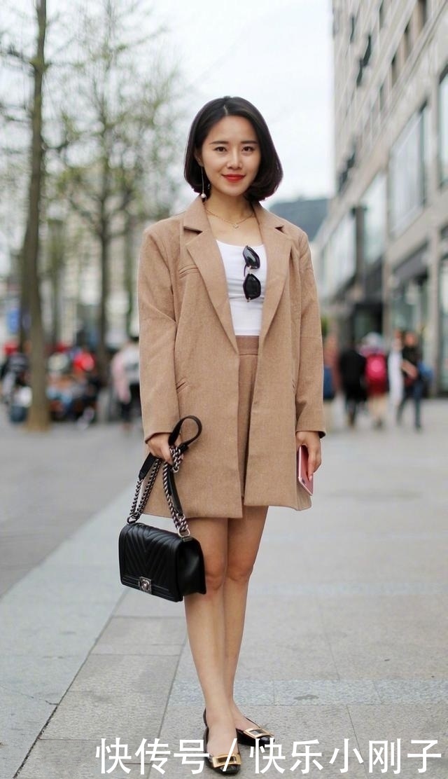 时尚穿搭，搭配休闲式百褶裙，刚好能够突出大长腿