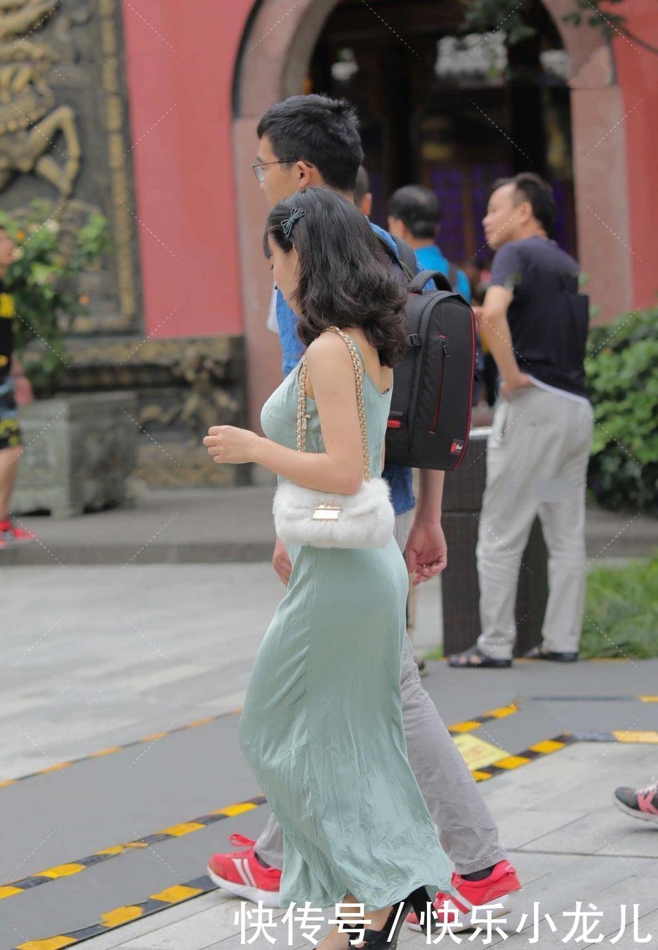 tips|非常自信的微胖姑娘，好想开车送她回家，晚上一个人逛街注意安全