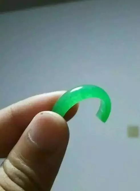 剂液&为了一只蚊子,五万元的满绿翡翠戒指就这样没了