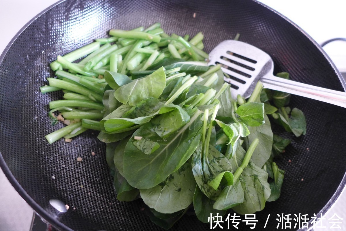 菜梗子|蒜蓉菜心这样做才好吃,颜色翠绿不发黄,看着就不错