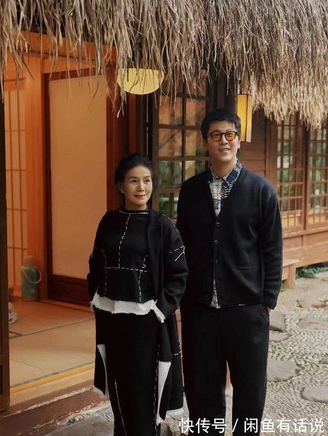 黑裤 岁月不败美人,65岁阿姨的黑白穿搭好美,和1米95儿子同框太惊艳