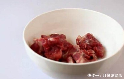 排骨别再用开水焯了,往水里放点它,血水和脏东西自动跑出来!