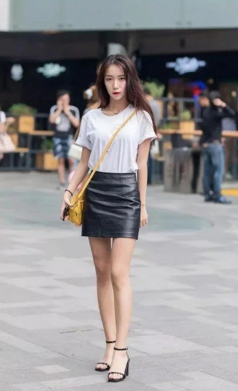 街拍：小姐姐穿着打扮将身材比例彰显得非常完美，甜甜的少女感十足