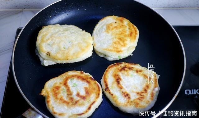 手不沾面,教你做葱花饼,早起5分钟搞定,越放越香软