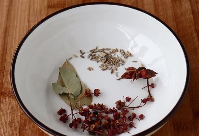 豆腐皮这个做法真的太香了，刚上桌就被抢着吃，吃着真过瘾