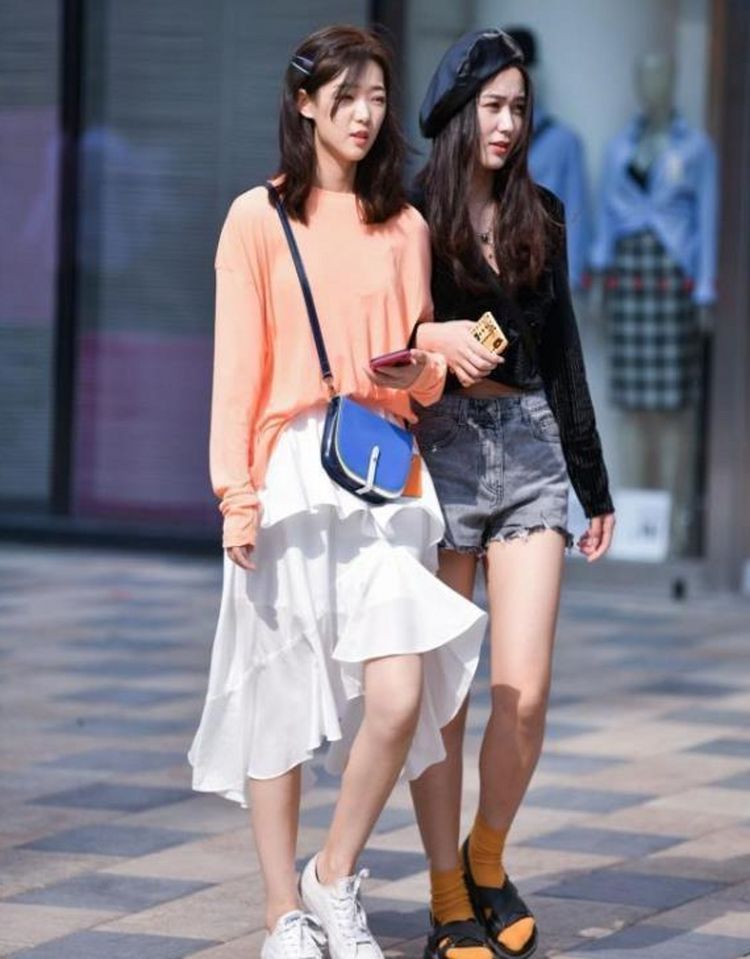 牛仔裤|街拍:牛仔裤搭配高跟鞋,它不仅性感,而且充满了时尚气息