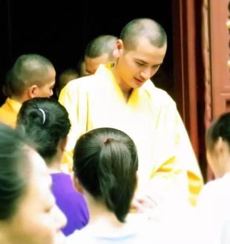 富婆@他是中国最帅的和尚，被百名富婆猛追，因一首歌遁入空门