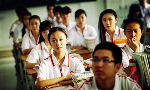 应试教育|应试教育的优点在哪里?白岩松:没有高考,你拼得过富二代吗