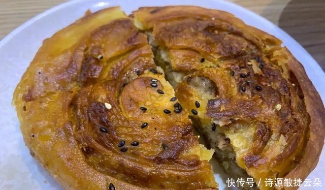 夹凉粉、配肥肠、包红糖,锅盔在四川可不只是个烧饼