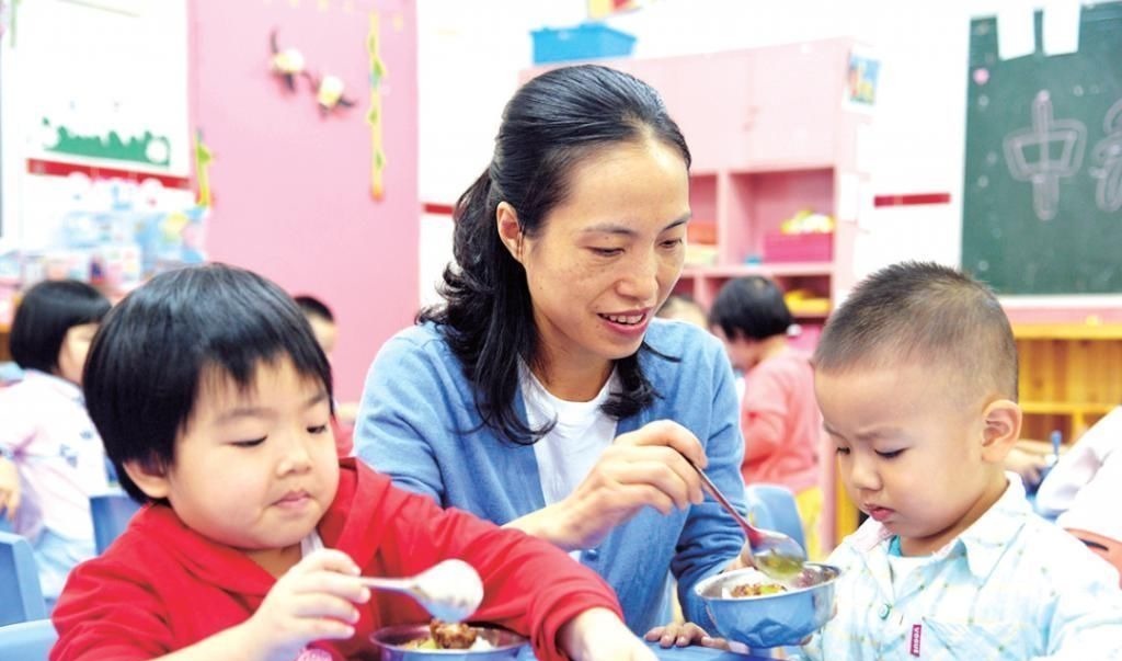 饭菜|孩子总说幼儿园的饭更香，回家不爱吃饭，不料看到实物妈妈难以接受