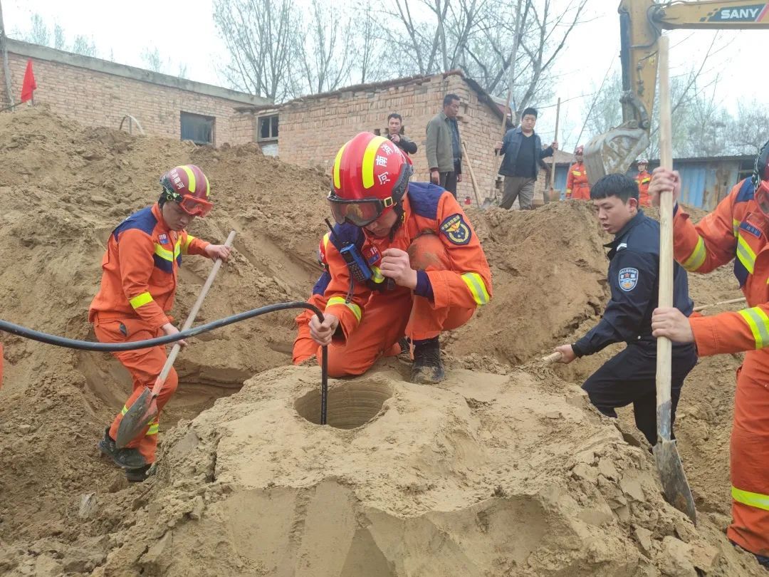 两岁幼童坠入直径3分米桩洞，消防员挖地6米救人！