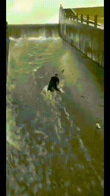 |搞笑GIF趣图:熊孩子把自己卡在小凳子里面,小姨却笑得好开心