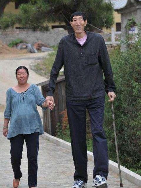 巨人|中国第一巨人身高2.36米,不顾医生反对生下一子,孩子现状成这样