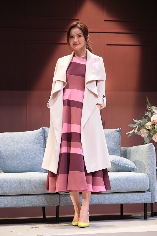 大衣 谁说娃娃脸只能“装嫩”, 30+的阿sa穿大衣配长裙, 成熟又温柔, 超美