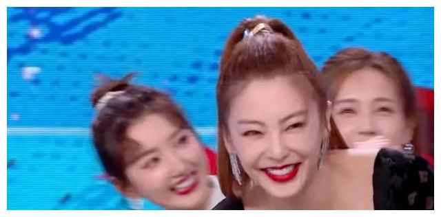 张雨绮主持《快本》聒噪不已，多次打断嘉宾说话，何炅都圆不了场