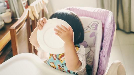 孩子|“最美新生儿”走红,五官精致皮肤白,网友笑称:我愿意等她长大