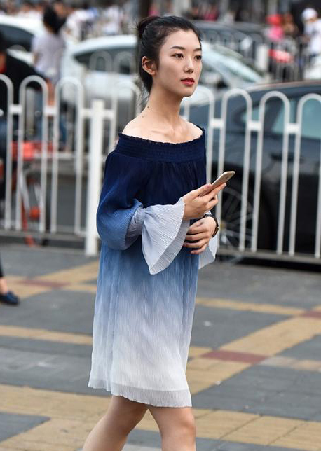 穿搭 身材高雅的美女,休闲开衫搭配百褶裙,给人帅气唯美的气质感