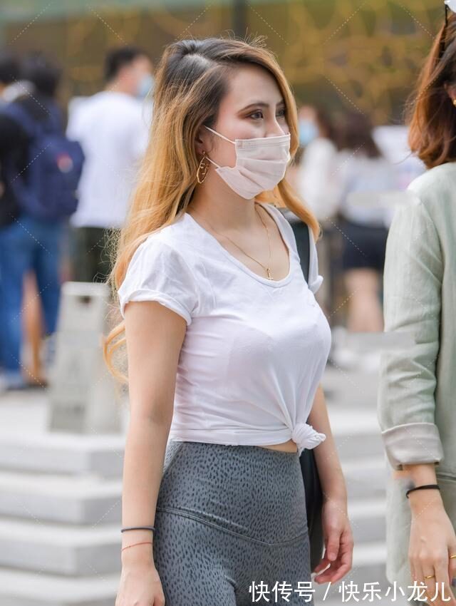 拼色 打底裤的打扮显嫩又休闲,好看有个性,打造曼妙动人身形