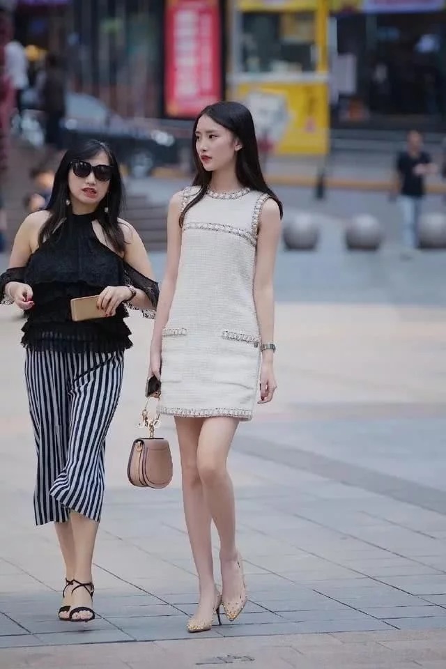 女人味 气质大方的美女,一字肩连衣裙搭配防晒袖,很显休闲时髦范