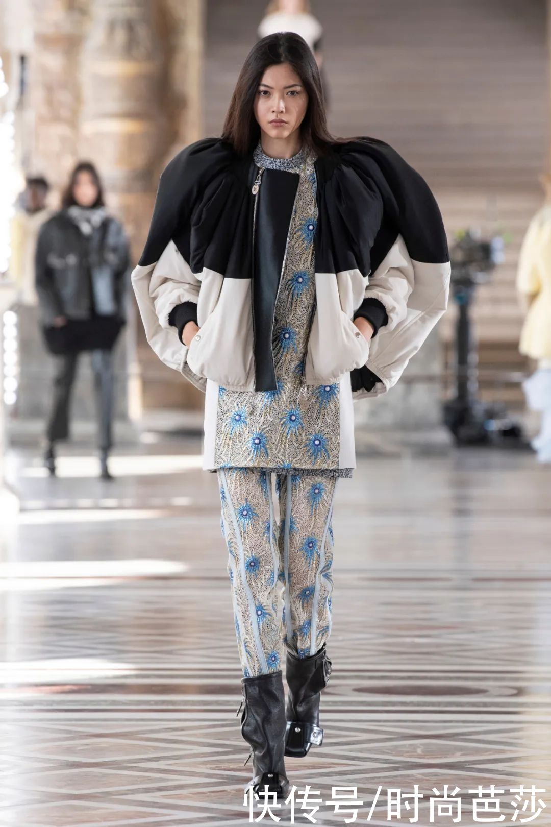 卢浮宫周边？不，这是Louis Vuitton新包