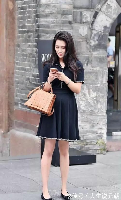 街拍|路人街拍，小姐姐用牛仔裤来搭配风衣，打造层次感