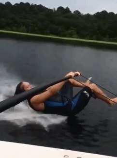 |搞笑GIF:女汉子真是不简单啊,还以为妹子要坐上去呢