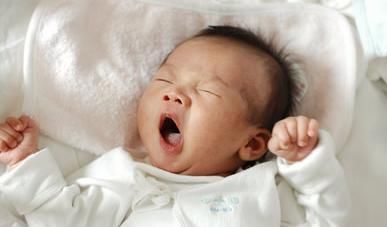 宝宝睡觉总喜欢把胳膊放外面，担心孩子着凉？保护好这3个部位