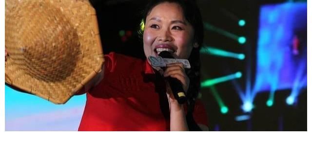 同样成名于《星光大道》，朱之文生活一地鸡毛，草帽姐却如鱼得水