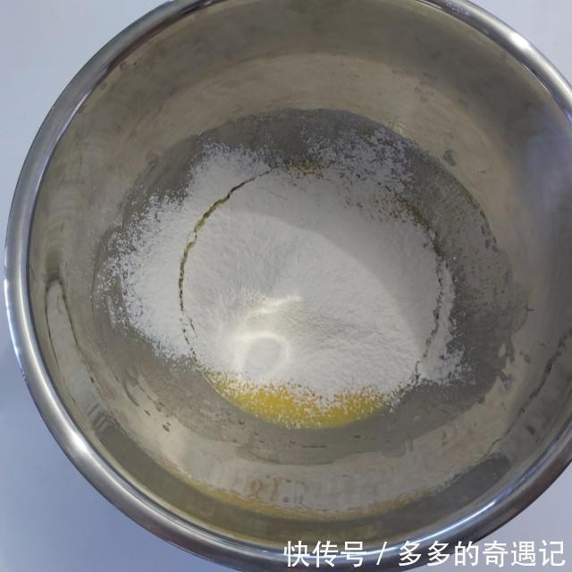 玉米淀粉|爆浆椰浆芝士奶盖蛋糕,切开一小口,竟然还是爆浆效果