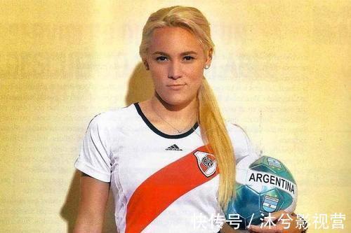阿根廷|阿根廷足球之神馬拉多納90后小女友比女兒還小3歲陪踢球?qū)檺蹅渲?
onload=