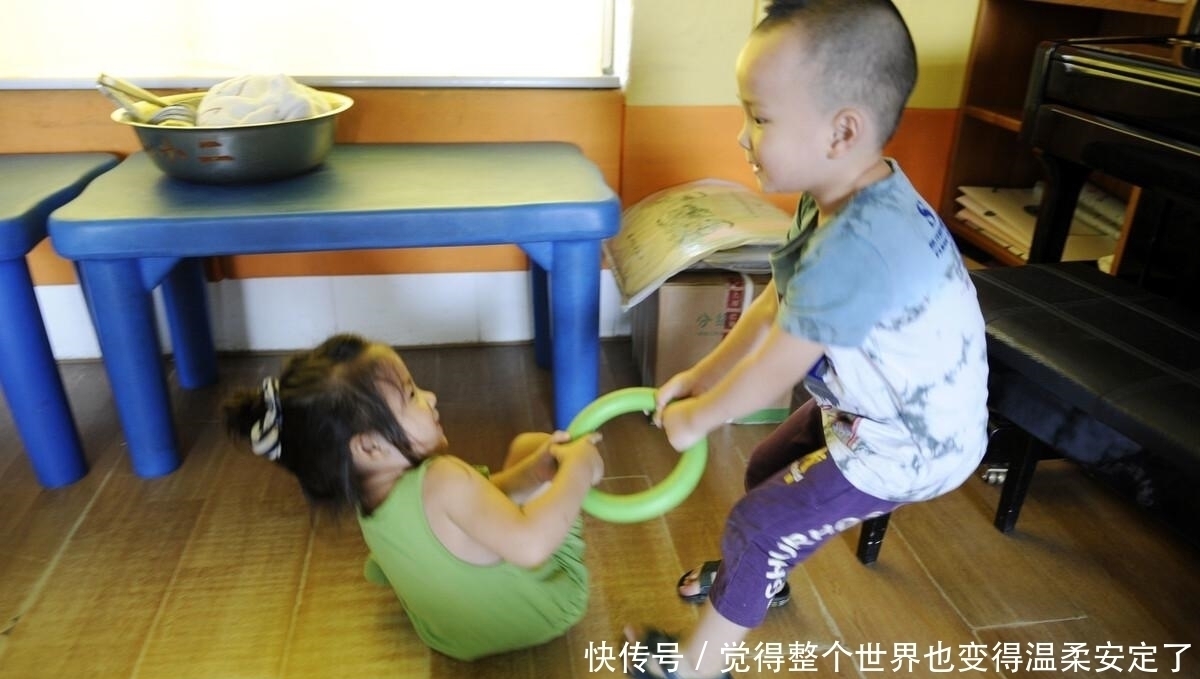 鹏鹏|“孩子喝你一口饮料怎么了?”,奶奶无理护娃,女孩:我有肺结核