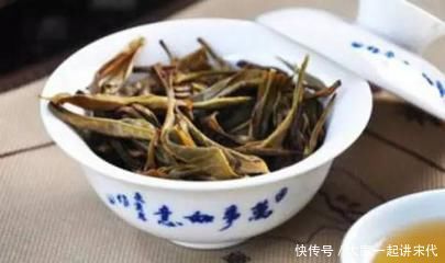 喝完的“茶叶”倒了真可惜,这么简单1处理,养花肥效足