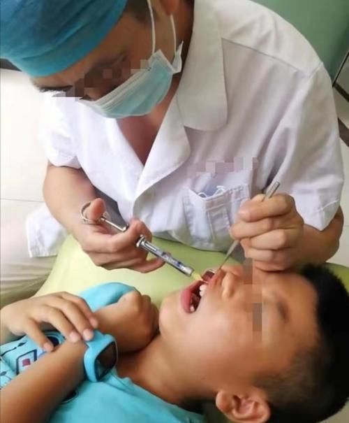 男孩|7岁男孩长出“双排牙”,要一颗一颗拔掉,奶奶自责不已,赖我啊