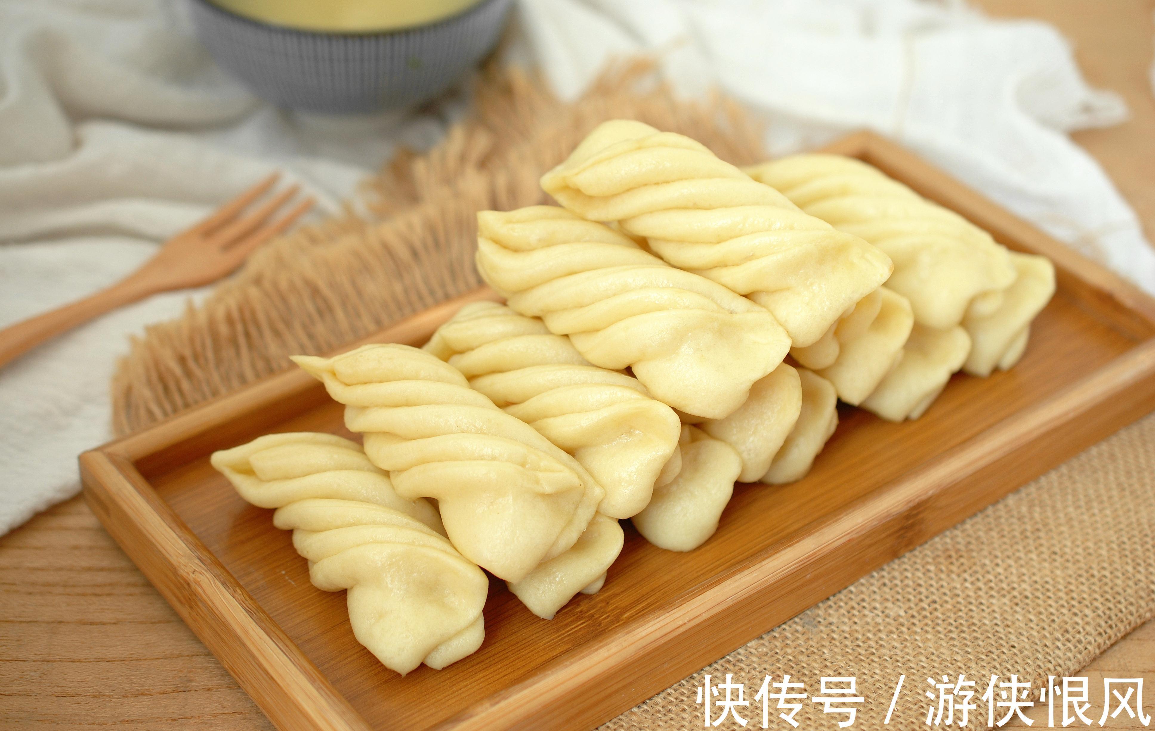 82岁奶奶教你做碱面小花卷,一层一层撕着吃,越吃越香,特简单