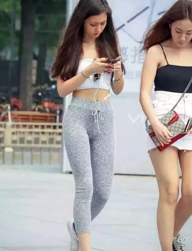 街拍迷人丰腴的紧身打底裤美女，营造出苗条身型！