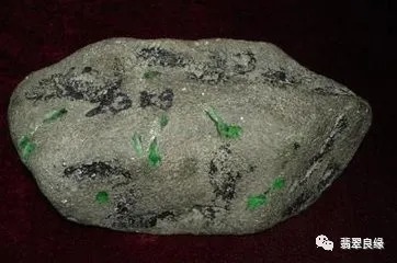 68万元的赌石切开后不是翡翠 谁该为这块翡翠原石买单