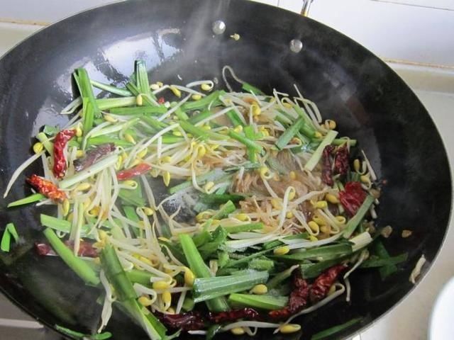 鲜香|好吃不贵的鸡蛋炒粉条,鲜香味美,不坨不粘锅,新手也能轻松学会
