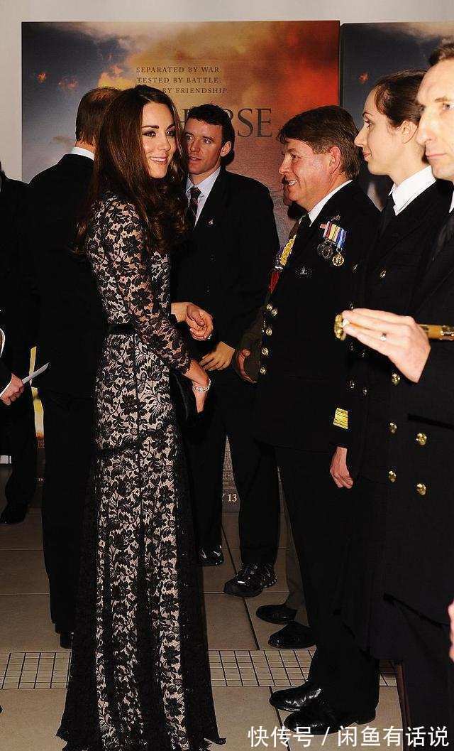 性感|凯特王妃气质真好,黑色蕾丝裙穿出高级感,不戴珠宝也有贵族气息