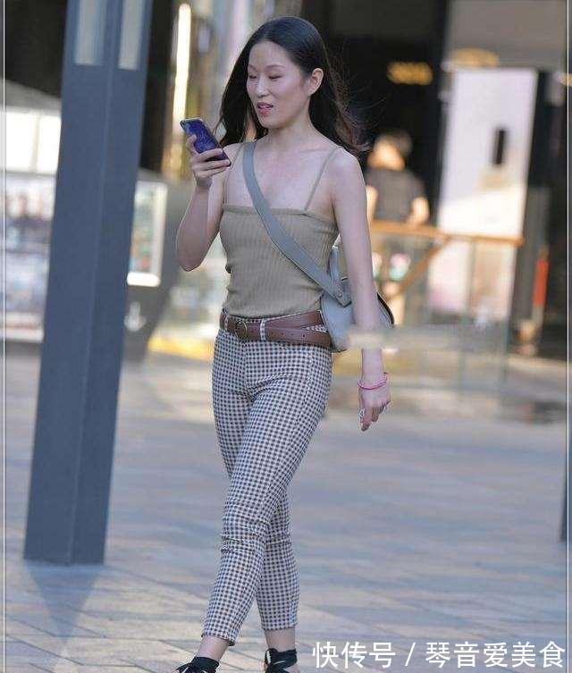 性感 棕色性感吊带搭配棕色时尚打底裤，看似简单，千鸟格打底裤
