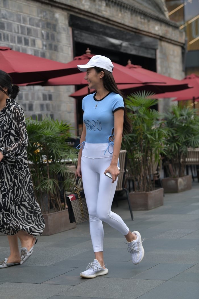 浅蓝色加白色的穿搭, 弹力裤看起来运动感满满又不失青春靓丽
