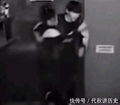 邓伦|杨幂和邓伦因害怕抱在一起引热议,镜头被放大后,网友:超甜!