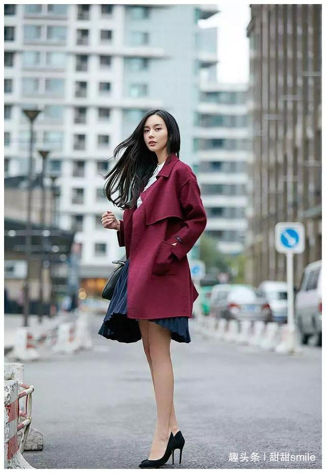 小姐姐 一双黑色的尖头高跟鞋穿在脚上,让她凸显出一种更加迷人的气息