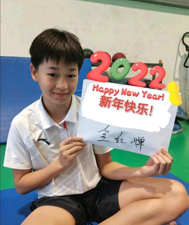 红姐|全红婵参加庆功晚宴笑容灿烂!红姐喝汤喝得美,这次的饭菜挺对口