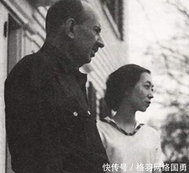 张爱玲为何离港流浪美国?后来知情者爆料:活得“像只狗”