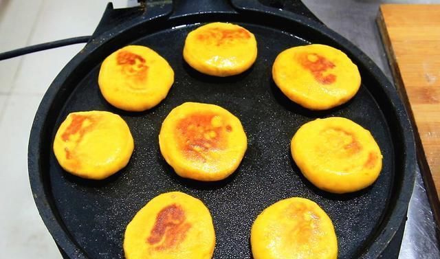 南瓜里打2个鸡蛋,竟然这么好吃教你10分钟快速搞定全家早餐