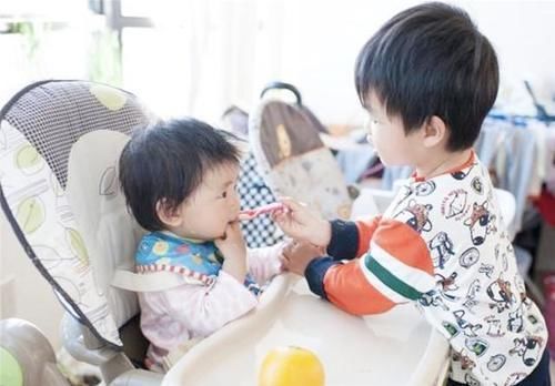 大宝|哥哥帮妈妈哄妹妹午休,结果自己先睡着了,妈妈看后又暖心又好笑