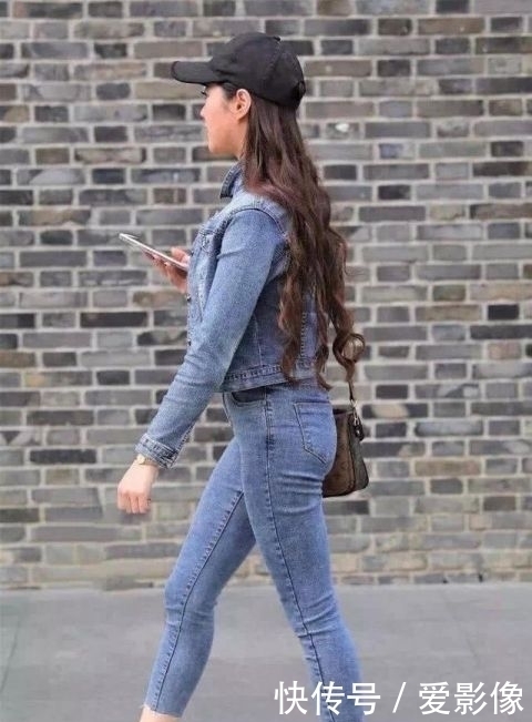 螺旋|街拍美女:小姐姐发型是螺旋卷发,集一身牛仔走路带风!