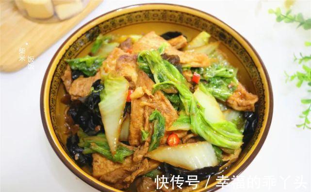 白菜炖豆腐,这样做才好吃,豆腐鲜香多汁,白菜脆嫩爽口