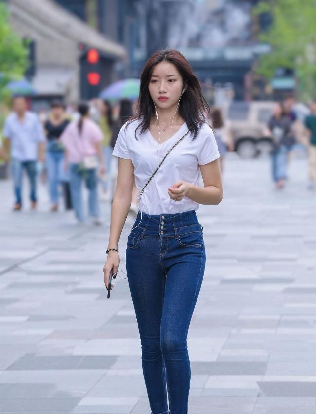 休闲|偏爱简单休闲的装扮,耐看显气质,让造型更具青春活力