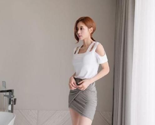  美女模特：流行的T恤衫看，甜美清新的蕾丝花案修饰，浪漫又可人